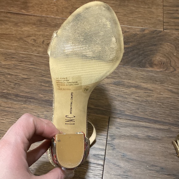 Size 7W internally concepts gold glitter high heels with floral embroide… - Picture 4 of 6